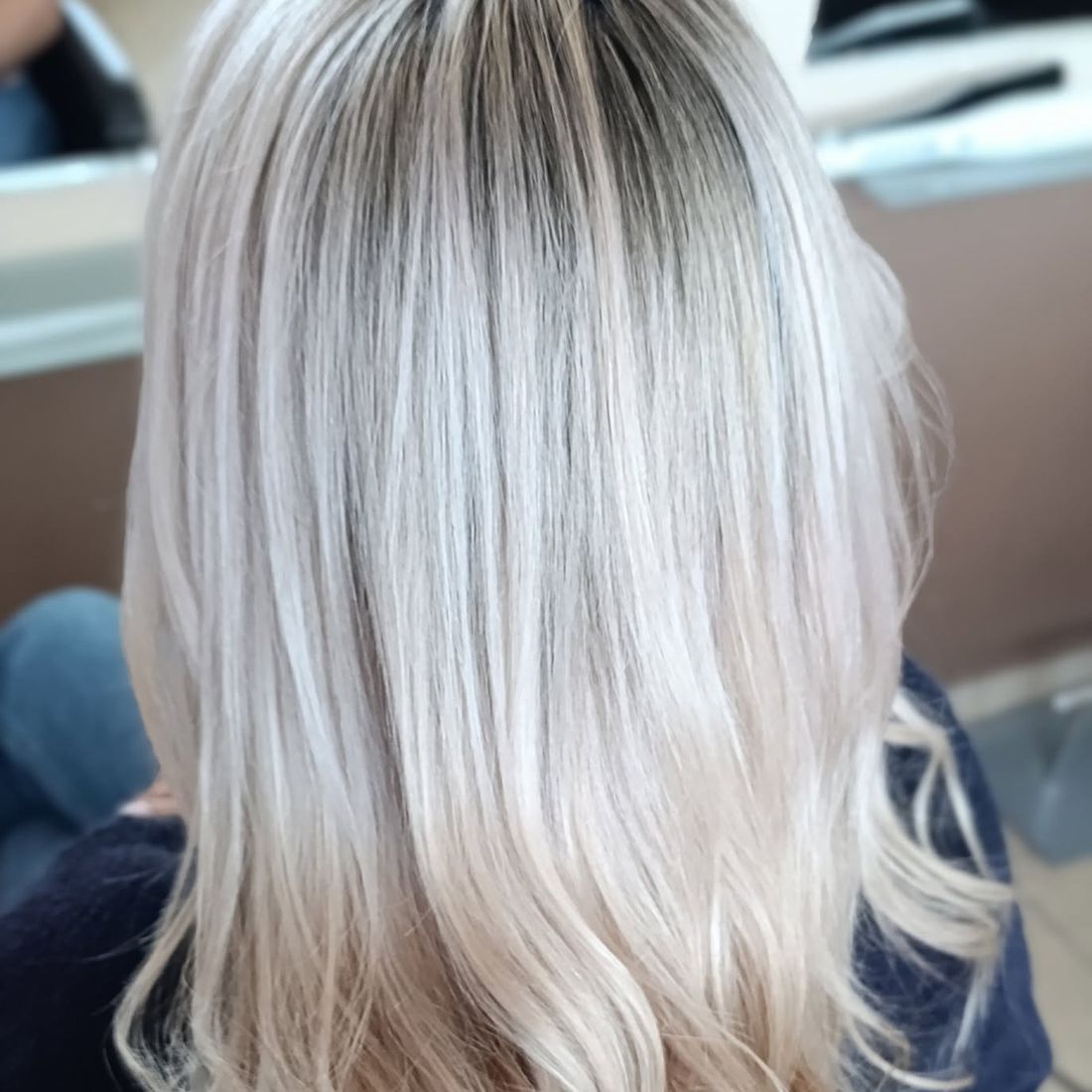 Dlhé svetlé blond vlasy po farbení v Salóne CHIC