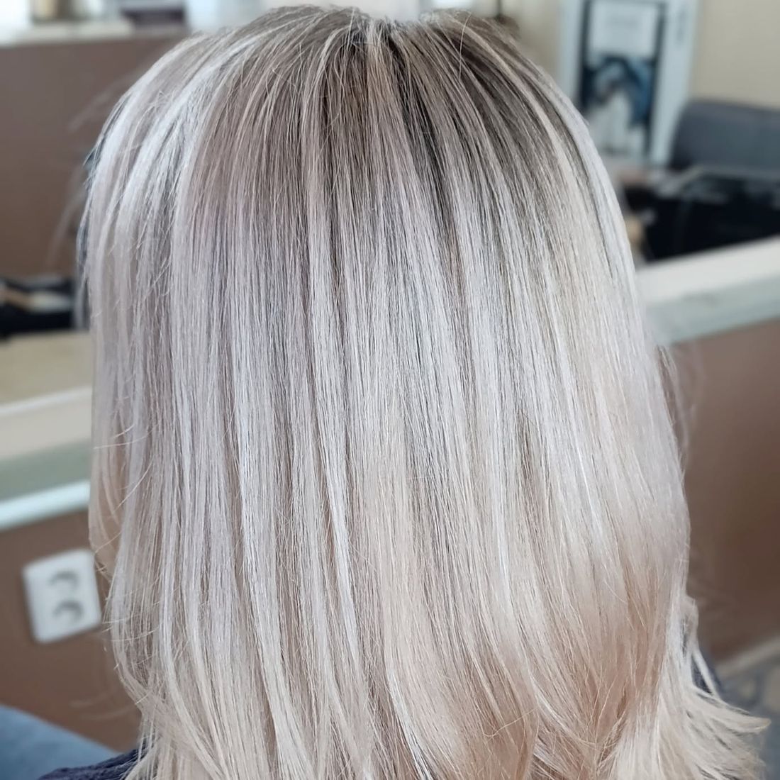 Popolavý blond na polodlhých vlasoch